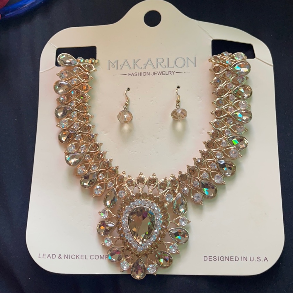 Adorable peace. Statement necklace. Gold